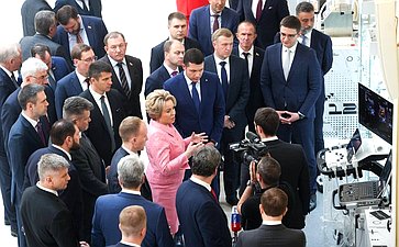 Валентина Матвиенко и Министр промышленности и торговли РФ Антон Алиханов ознакомились с выставкой, посвященной передовым разработкам отечественной промышленности