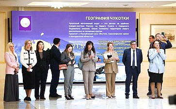Валентина Матвиенко и Владислав Кузнецов осмотрели выставку, развернутую в Совете Федерации, которая посвящена истории, современности и перспективам развития Чукотского автономного округа
