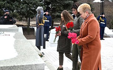 Ольга Бас в ходе поездки в регион возложила цветы к мемориалу «Острая Могила»