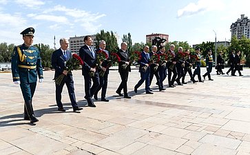 В преддверии заседания Совета ПА ОДКБ главы парламентских делегаций государств-членов ОДКБ возложили венок и цветы к Вечному огню у Монумента Победы, отдав дань памяти и уважения подвигу солдат и офицеров, павших в годы Великой Отечественной войны