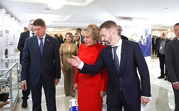 Валентина Матвиенко и Владислав Кузнецов осмотрели выставку, развернутую в Совете Федерации, которая посвящена истории, современности и перспективам развития Чукотского автономного округа
