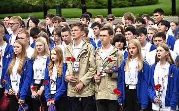 Участники «Поезда Памяти» возложили цветы к Могиле Неизвестного Солдата в Александровском саду и посетили Кремль