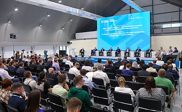 Председатель Комитета СФ по международным делам Григорий Карасин в ходе работы в регионе принял участие в пленарном заседании Международного форума беспилотных аппаратов всех сред «Крылья Сахалина»