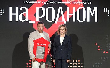 Инна Святенко приняла участие в награждении победителей II Российской премии в области народных художественных промыслов «На_родном»
