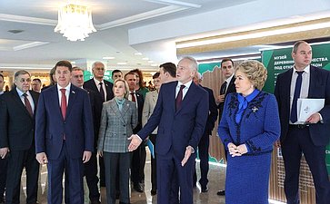 Глава Совета Федерации и губернатор Томской области осмотрели выставку, посвященную региону