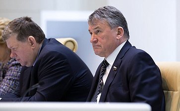Заместитель Председателя СФ Ю. Воробьев на 390-м заседании Совета Федерации
