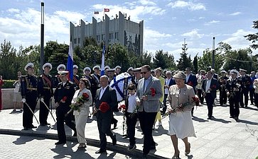 Екатерина Алтабаева приняла участие в торжественной церемонии возложения цветов к памятнику Александру Ивановичу Казарскому