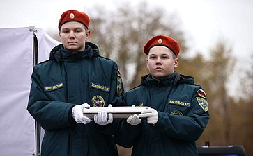 Церемония закладки капсулы на месте будущего памятника молодым строителям авиакомплекса и аллеи авиастроителей