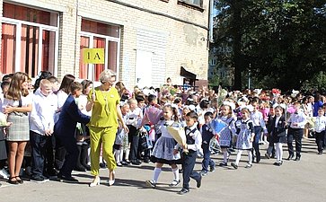 Александр Савин присутствовал на церемонии открытия нового учебного года в общеобразовательной школе № 2 г. Белоусово