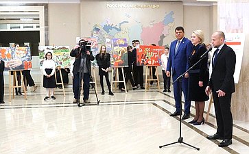Лилия Гумерова и Дмитрий Василенко открыли в верхней палате выставку детского рисунка «Жизнь, делённая на граммы»