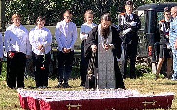 Александр Савин в ходе поездки в регион принял участие в церемонии перезахоронения останков бойцов Красной Армии в братскую могилу в поселке Дубищенский