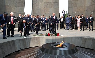 Сенаторы РФ посетили Мемориал памяти жертв геноцида армян «Цицернакаберд» и возложили цветы к Вечному огню