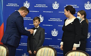Медаль Совета Федерации «За проявленное мужество» была вручена Губернатором Рязанской области Николаем Любимовым Тюрину Максиму