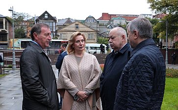 Сенаторы РФ возложили цветы к мемориалу Воину-освободителю в парке им. Ленинского комсомола в Махачкале (фото пресс-служба Министерства экономики и территориального развития Республики Дагестан)