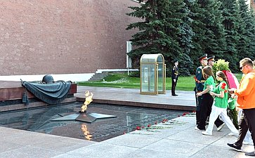Константин Косачев принял участие в церемонии возложения участниками проекта «Поезд памяти» цветов к Могиле Неизвестного солдата