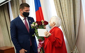 Андрей Чернышев передал медаль погибшего советского солдата его родственникам из Иркутска