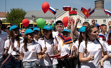 На перроне брестского вокзала школьники из России, Армении и Киргизии встретились с участниками проекта из Белоруссии