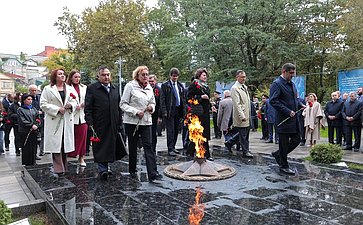 Сенаторы РФ возложили цветы к мемориалу Воину-освободителю в парке им. Ленинского комсомола в Махачкале (фото пресс-служба Министерства экономики и территориального развития Республики Дагестан)