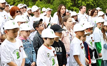 В Год защитника Отечества и 80-летия Победы в Великой Отечественной войне 1941–1945 годов сенаторы РФ и сотрудники Аппарата СФ провели акцию «Сад Памяти» — высадили 250 кустов сирени в музее-заповеднике «Горки Ленинские»