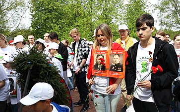В Год защитника Отечества и 80-летия Победы в Великой Отечественной войне 1941–1945 годов сенаторы РФ и сотрудники Аппарата СФ провели акцию «Сад Памяти» — высадили 250 кустов сирени в музее-заповеднике «Горки Ленинские»