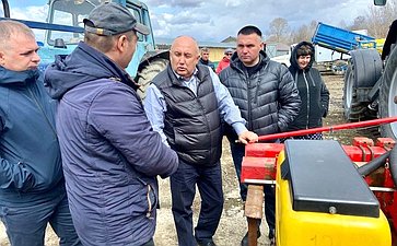 Андрей Базилевский в рамках поездки в регион проконтролировал ход весенних полевых работ в районе имени Лазо