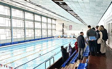 Сенаторы осмотрели плавательный бассейн «Темп»