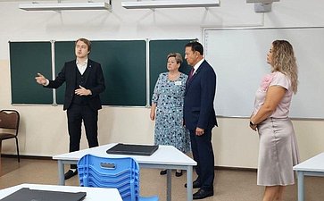 Александр Ролик в День знаний принял участие в торжественной линейке в школе № 39 г. Владивостока