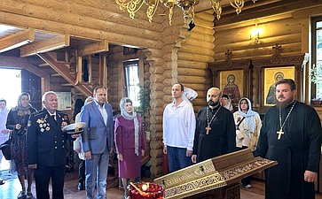 Екатерина Алтабаева высадила на аллеях Троицкого сквера в городе Севастополе цветущую Георгиевскую ленту