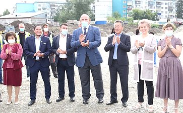 Церемония закладки капсулы на строительной площадке национальной общеобразовательной школы №7 в городе Горно-Алтайске