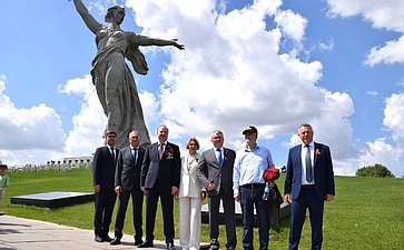 В целях увековечивания памяти участников Великой Отечественной войны, ушедших на фронт из Свердловской области, принимавших участие в Сталинградской битве, на Мамаевом кургане состоялась церемония открытия памятного знака