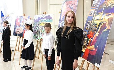 Лилия Гумерова и Дмитрий Василенко открыли в верхней палате выставку детского рисунка «Жизнь, делённая на граммы»