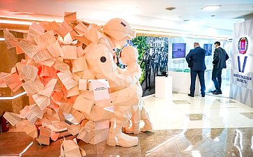 Валентина Матвиенко и Андрей Бочаров осмотрели выставку, посвященную перспективным направлениям развития Волгоградской области