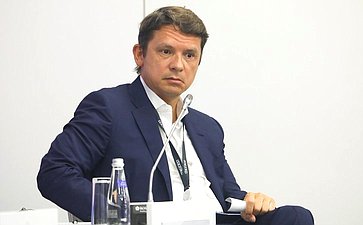 Сессия «ИИ и креативная конкуренция: как защищать авторов и поощрять генеративные коллаборации». X Восточный экономический форум