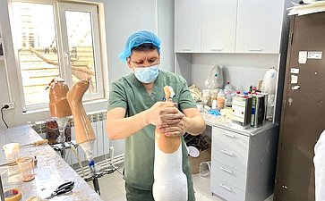 Сахамин Афанасьев в ходе поездки в регион посетил центр протезирования и ортезирования в г. Якутске