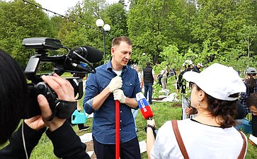 В Год защитника Отечества и 80-летия Победы в Великой Отечественной войне 1941–1945 годов сенаторы РФ и сотрудники Аппарата СФ провели акцию «Сад Памяти» — высадили 250 кустов сирени в музее-заповеднике «Горки Ленинские»