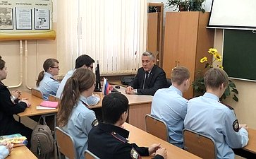Юрий Валяев встретился в Еврейской автономной области с кадетами из подшефного класса и провел школьный урок мужества