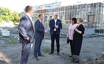 Виктор Калашников проинспектировал реализацию проектов капитального ремонта школ и детских садов в Комсомольске-на-Амуре