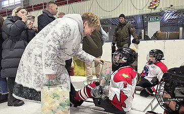 В рамках акции «Елка желаний» Ольга Бас вручила подарки юным жителям региона