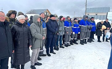 Николай Владимиров поздравил супругов Карповых, которые живут в поселке Сосновка города Чебоксары