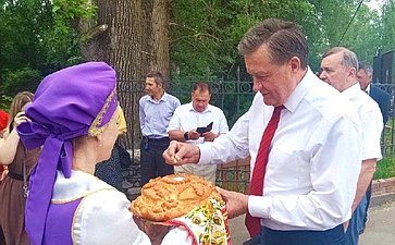 Сергей Рябухин в ходе поездки в регион принял участие в 57-м Всероссийском Пушкинском празднике поэзии в с. Языково Карсунского района