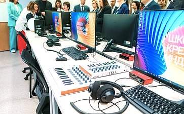 Сенаторы посетили Школу креативных индустрий на базе Окружного Дома народного творчества и Центр народных художественных промыслов и ремесел