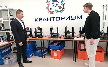 Игорь Зубарев наградил карельского победителя школы-конкурса «Портрет твоего края»