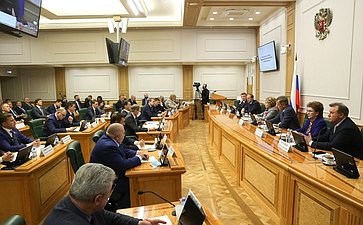 Встреча сенаторов Российской Федерации с Министром промышленности и торговли РФ Денисом Мантуровым в формате «Открытого диалога»