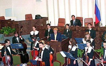 Выступление молодежного ансамбля «Новые имена» в зале Совета Федерации, 1995