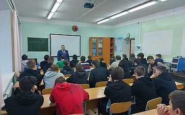 Денис Гусев встретился со студентами Ненецкого АО