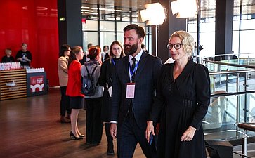 Валентина Матвиенко посетила Софийский собор и осмотрела выставку брендов «Новгородский торг»