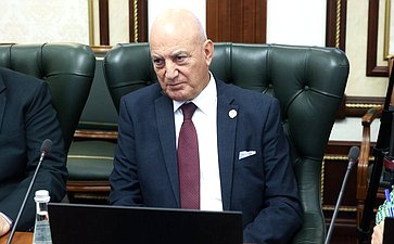 Ильяс Умаханов провел встречу с Чрезвычайным и Полномочным Послом Королевства Бахрейн в РФ Ахмедом Абдулрахманом Махмудом Аль-Саати и Главой Представительства Лиги арабских государств в России Валидом Хамидом Шилтагом