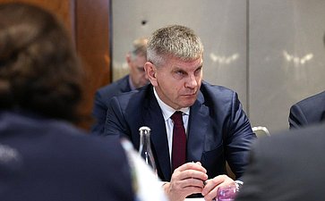 Геннадий Голов