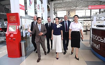Ирина Рукавишникова посетила в городе Шахты многофункциональный центр