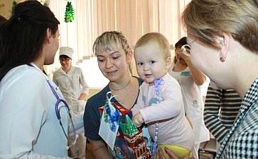Людмила Бокова навестила и поздравила с праздником детей, оказавшихся по состоянию здоровья вне дома накануне Нового года